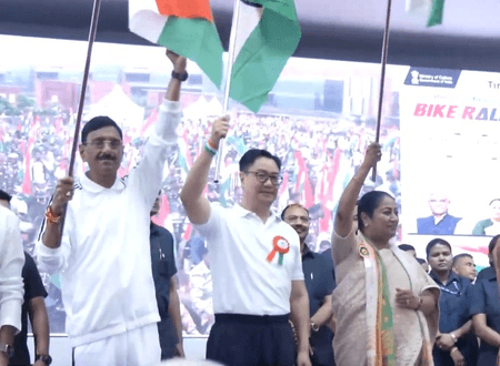 दिल्ली : सीएम रेखा गुप्ता ने स्वतंत्रता दिवस से पहले 'हर घर तिरंगा' बाइक रैली को हरी झंडी दिखाई