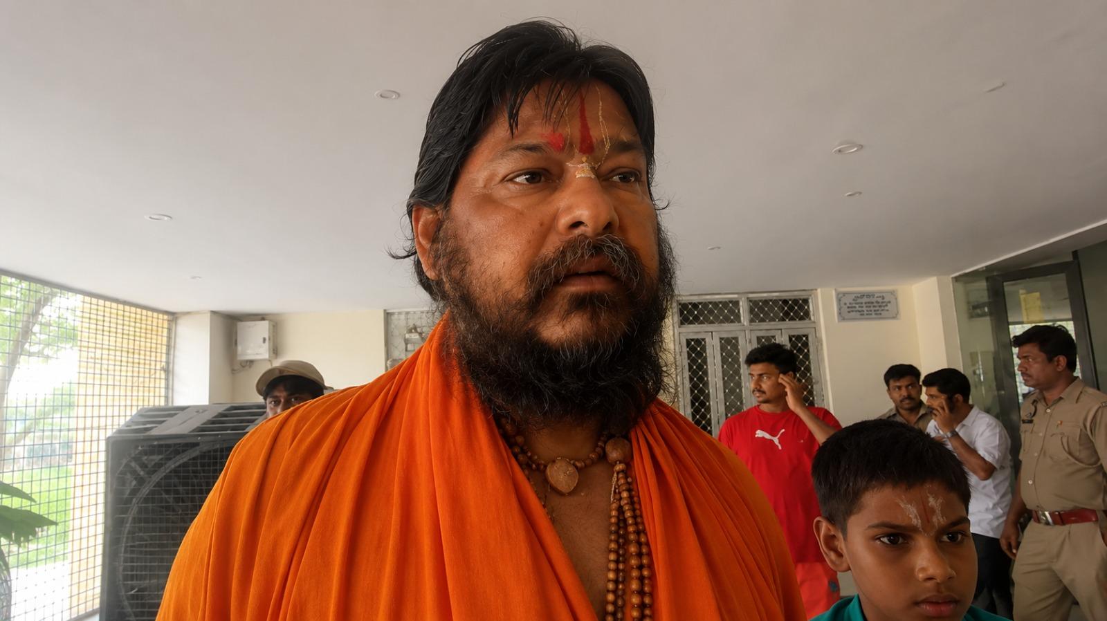 'प्रधानमंत्री मोदी को सत्ता से हटाने के लिए षड्यंत्र रचा जा रहा', विपक्ष पर संतों का पलटवार