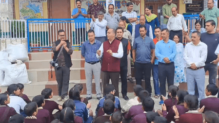 हिमाचल प्रदेश: आपदा के 14 दिन बाद मंडी जिले में खुले स्कूल, पूर्व सीएम जयराम ठाकुर बच्चों से मिले