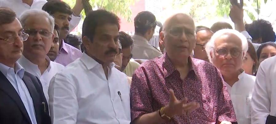 'मीनाक्षी नटराजन का नामांकन रद्द होना संविधान के खिलाफ', सीईसी से मिलने के बाद बोले अभिषेक मनु सिंघवी