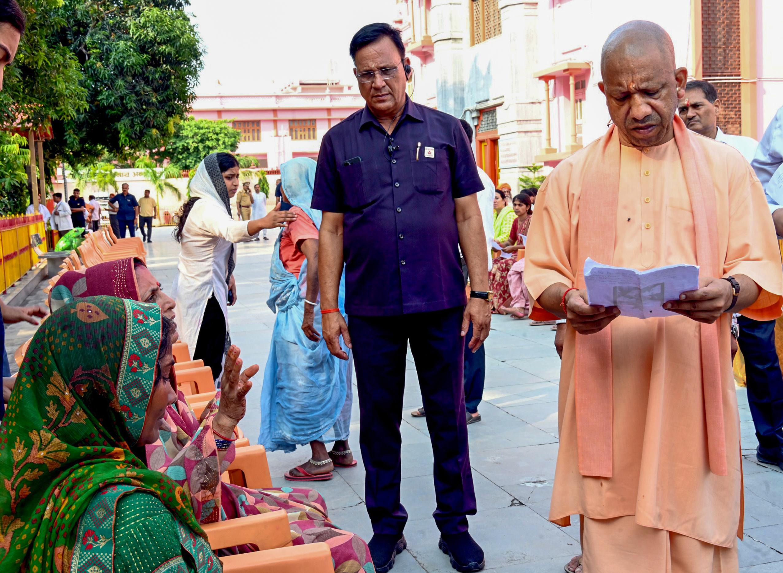 'जनता की समस्याओं का शीघ्र समाधान कराएं अधिकारी', सीएम योगी ने दिए सख्त निर्देश