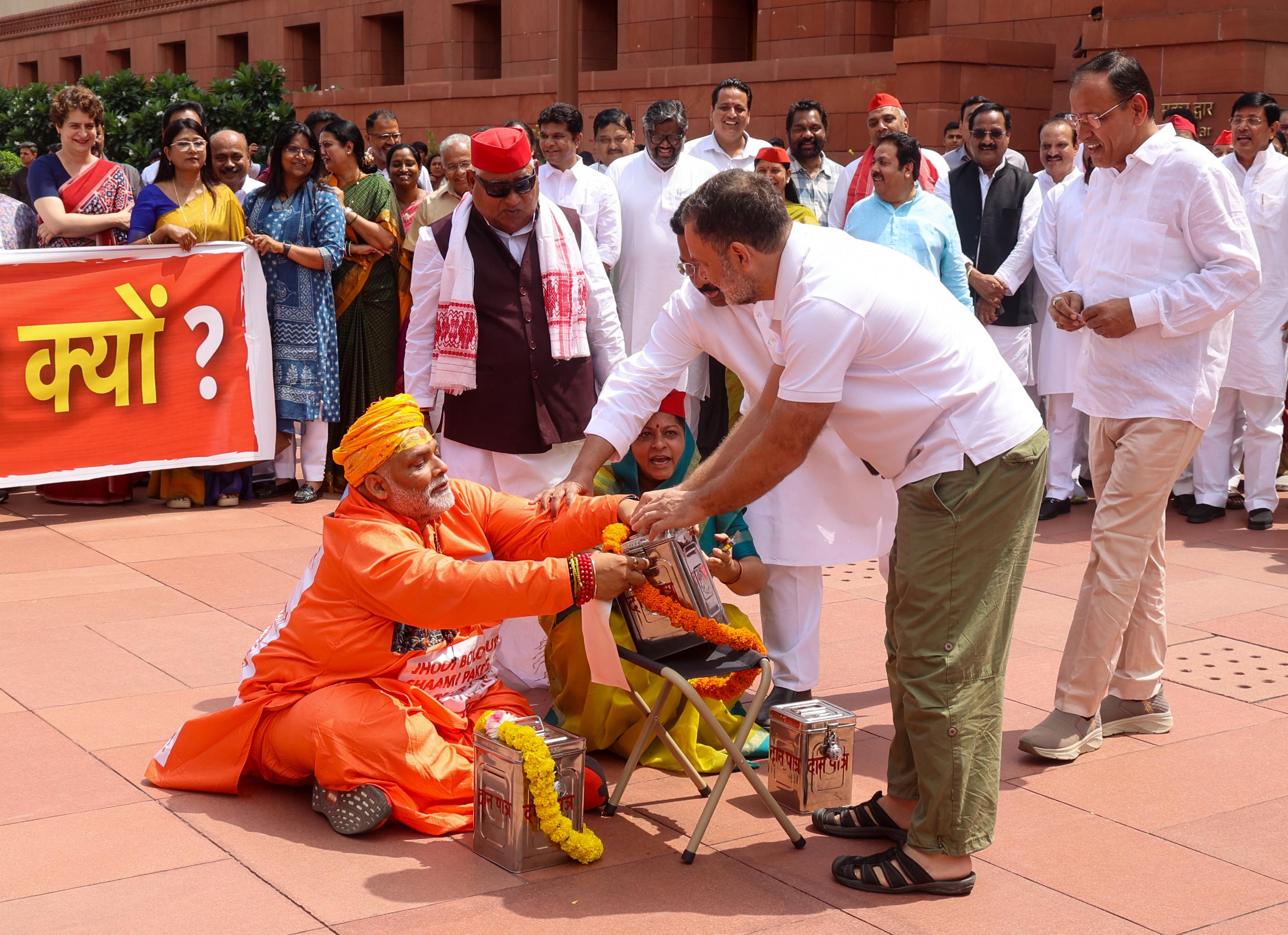 संसद परिसर में भगवा कपड़ों में विपक्ष के 'नाटक' से हिंदू धार्मिक भावनाओं को ठेस पहुंची : वीएचपी