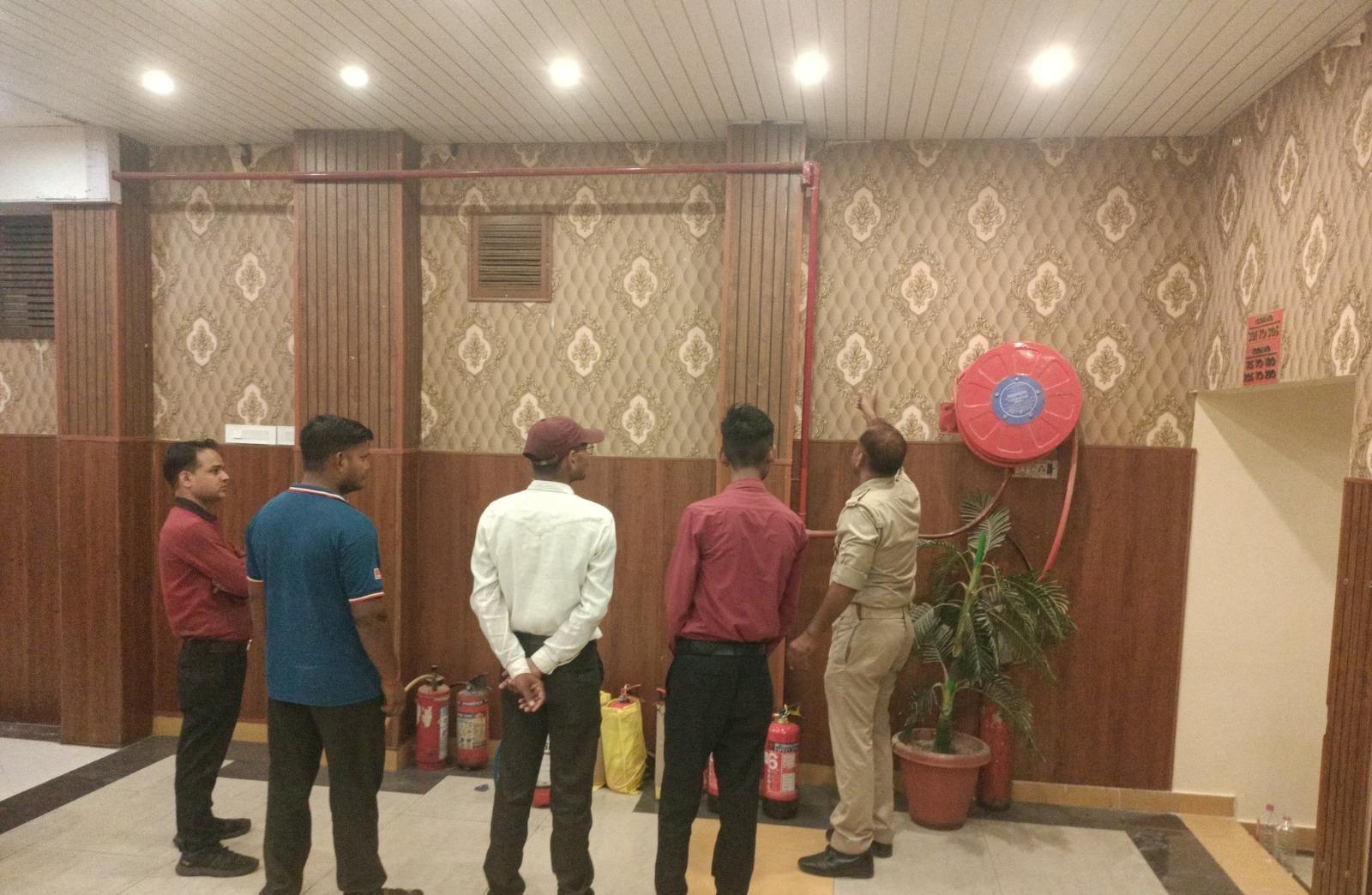 फायर सेफ्टी पर यूपी सरकार सख्त, मिर्जापुर-मुजफ्फरनगर के होटलों और गेस्ट हाउसों का औचक निरीक्षण