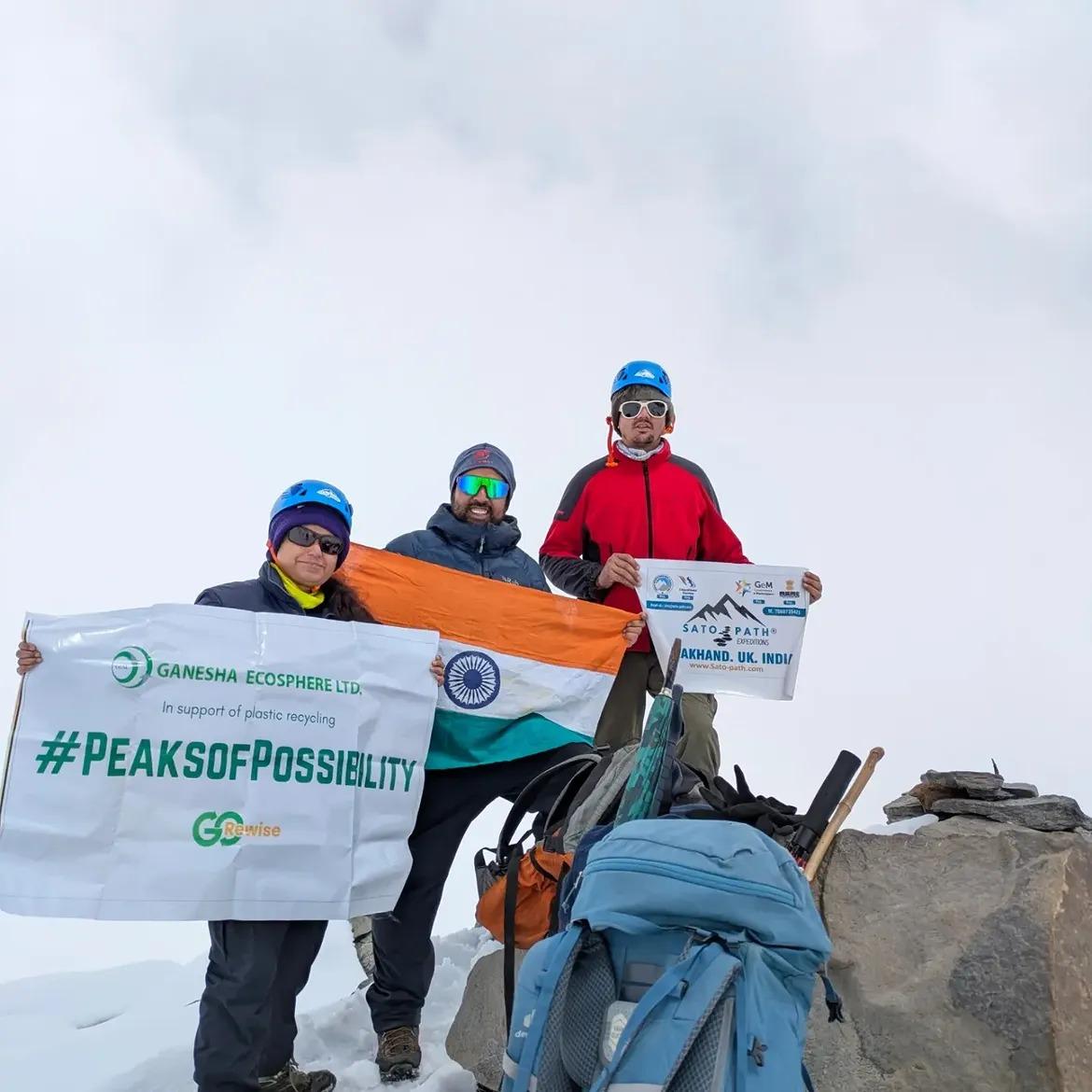 लखनऊ की पर्वतारोही पूर्वा धवन ने 5,826 मीटर ऊंची रुद्रगैरा चोटी पर फहराया तिरंगा