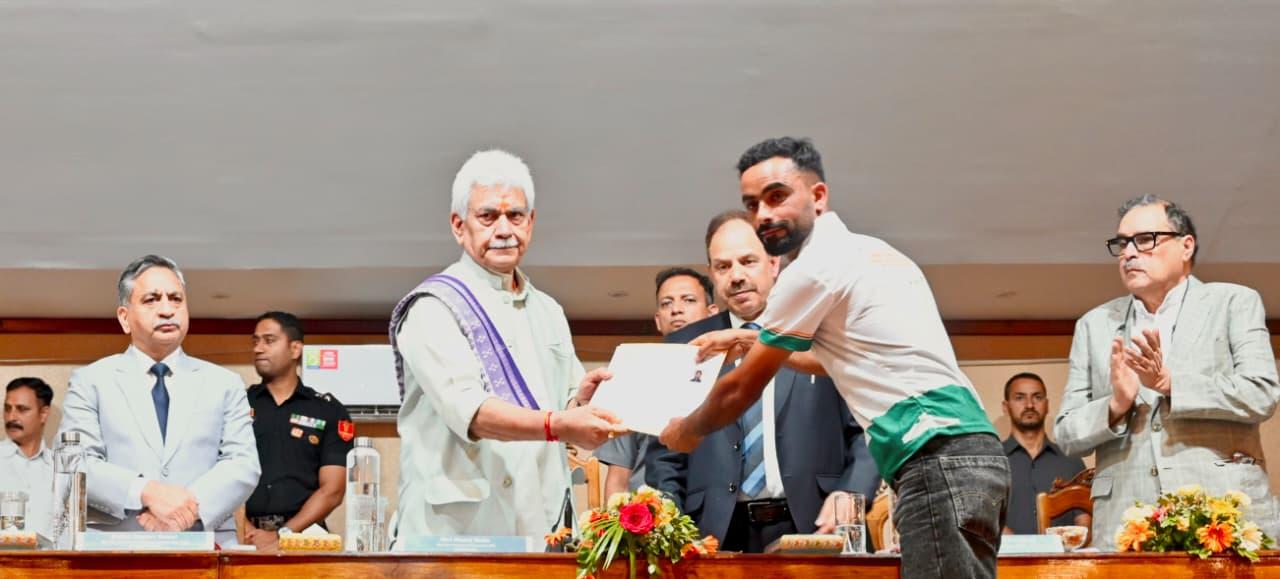 जम्मू-कश्मीर: एलजी मनोज सिन्हा ने जलवायु परिवर्तन से निपटने के लिए प्रकृति आधारित समाधानों पर दिया जोर