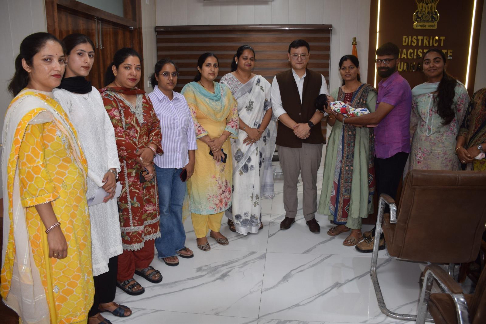 उधमपुर: कानूनी औपचारिकताओं के बाद डीएम ने एक बच्चे को दत्तक माता-पिता को सौंपा