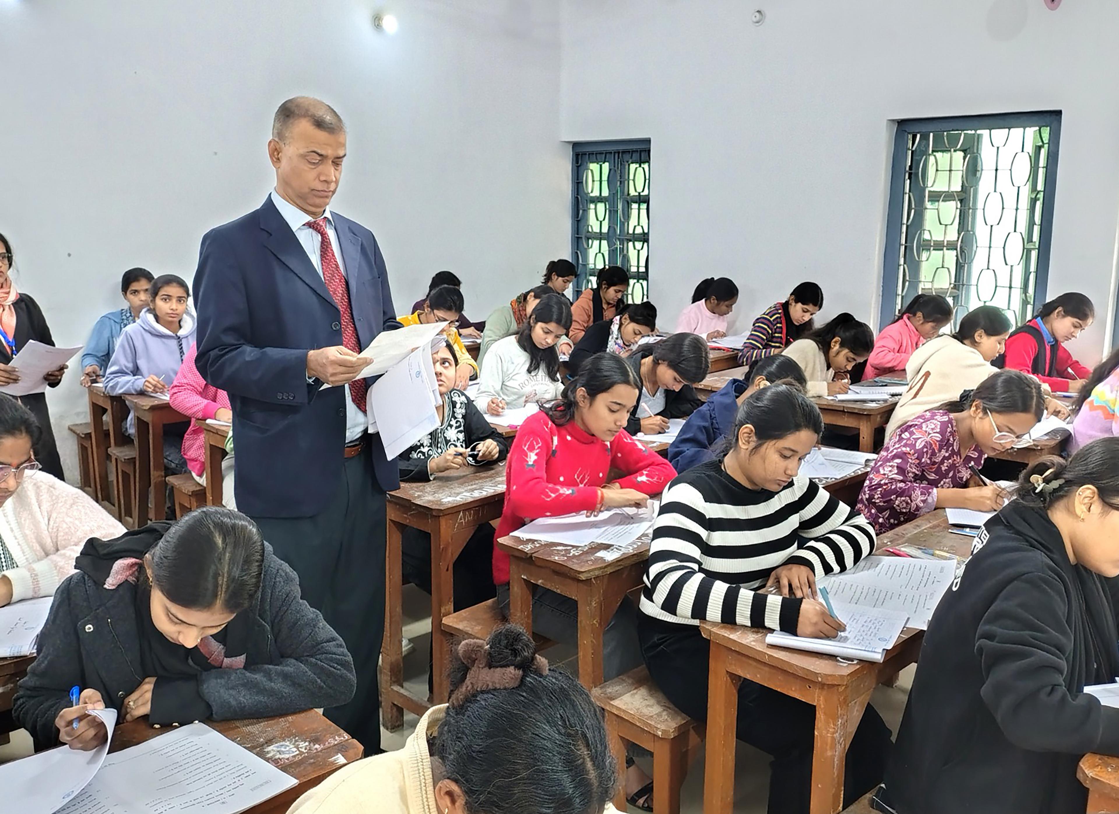बिहार के सुपौल में भीषण गर्मी का कहर, 4 छात्राएं बीमार