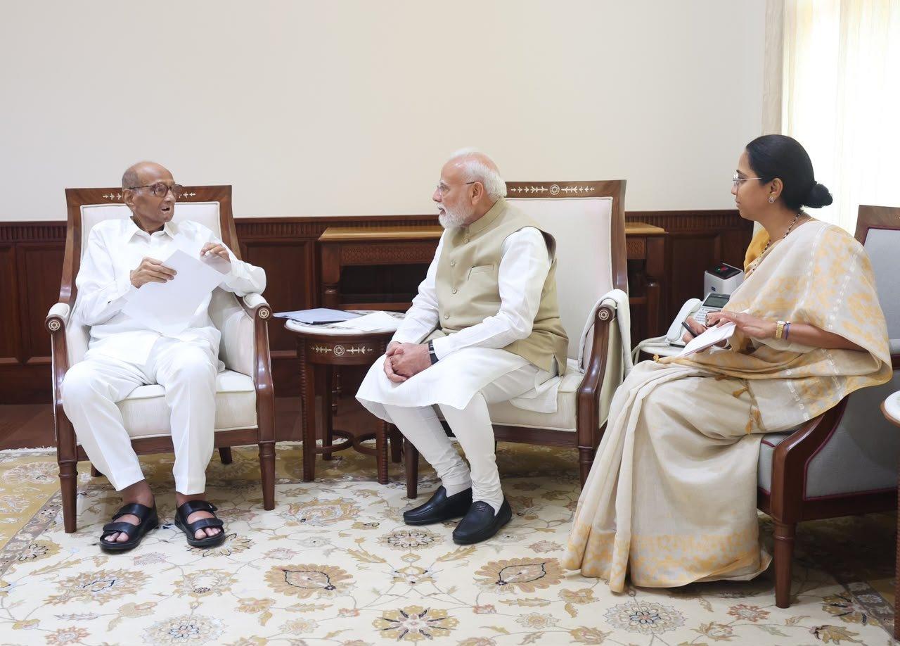 विपक्ष के प्रदर्शन के बीच पीएम मोदी से मिले शरद पवार और सुप्रिया सुले