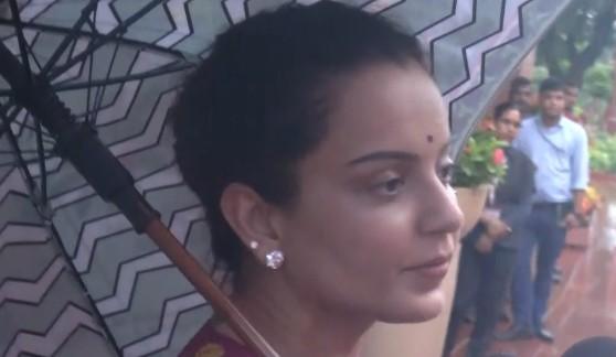 प्रदर्शनकारी छात्रों पर फिर भड़कीं कंगना रनौत, पूछा- 'क्या सुप्रीम कोर्ट के वकील की फीस दे पाएंगे?'