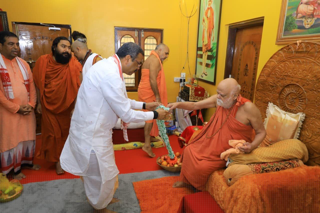 जगन्नाथ रथ यात्रा के अवसर पर धर्मेंद्र प्रधान सहित कई नेताओं ने शंकराचार्य स्वामी निश्चलानंद से की मुलाकात