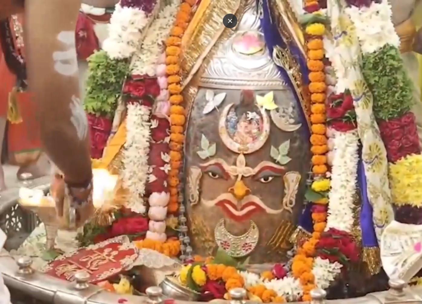 बाबा महाकाल को मेवे, फल और मिठाई का भोग अर्पित किया गया, भस्म आरती में हजारों भक्तों की मौजूदगी