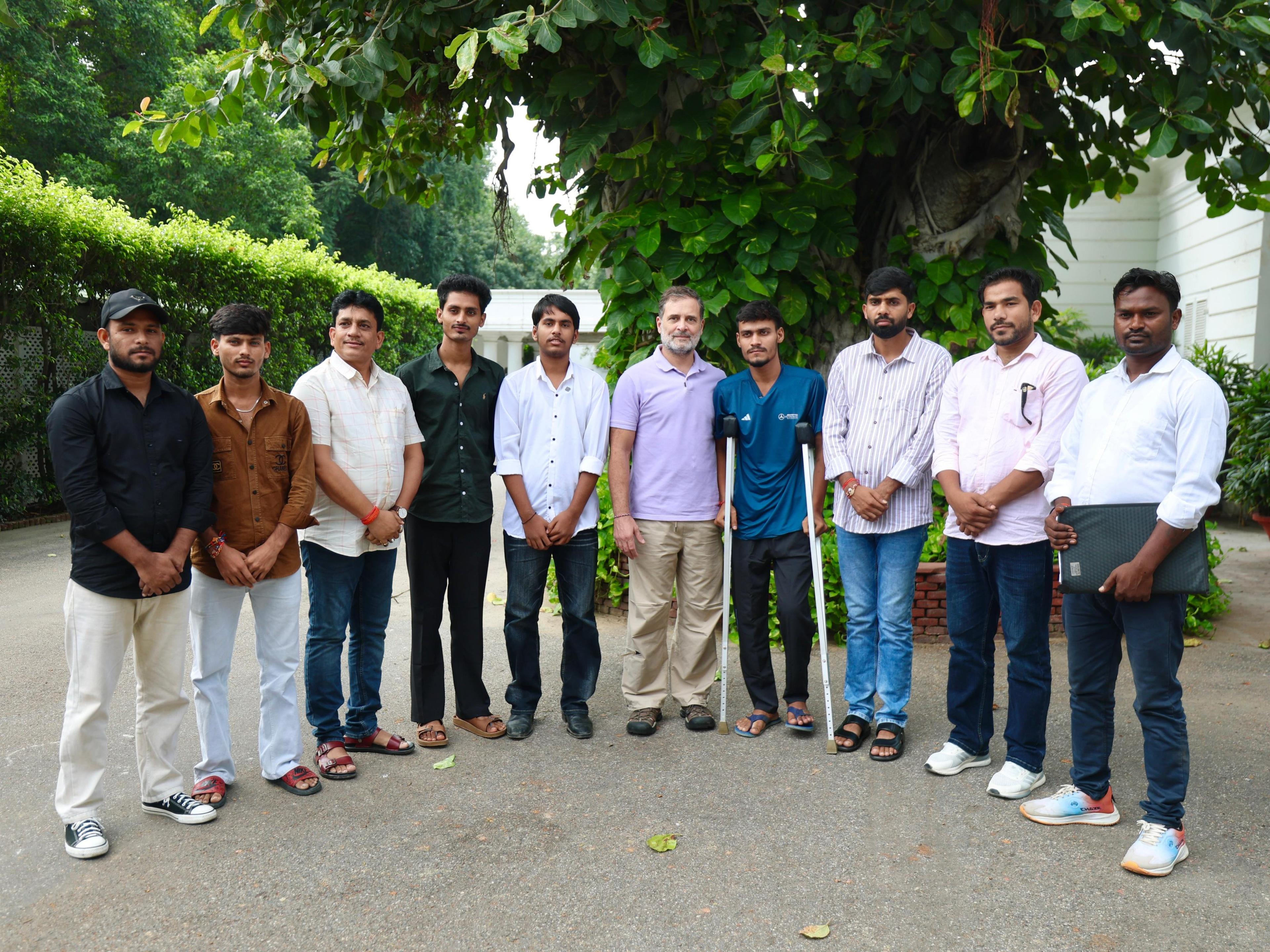 मैं इन युवाओं के साथ खड़ा हूं