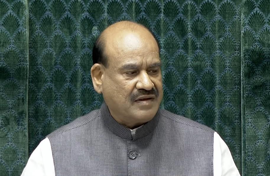 विपक्ष के हंगामे के कारण लोकसभा की कार्यवाही दोपहर 12 बजे तक के लिए स्थगित