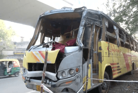 नई दिल्ली : करोल बाग में भीषण बस हादसा, 25 यात्रियों से भरी बस पलटी, 2 लोगों की मौत
