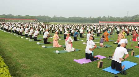 मध्य प्रदेश के पर्यटन स्थलों पर योगाभ्यास, बड़ी संख्या में शामिल हुए पर्यटक