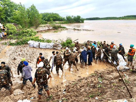 बाढ़ में फंसे पंजाब की उम्मीद बनी भारतीय सेना, युद्धस्तर पर राहत और बचाव कार्य जारी