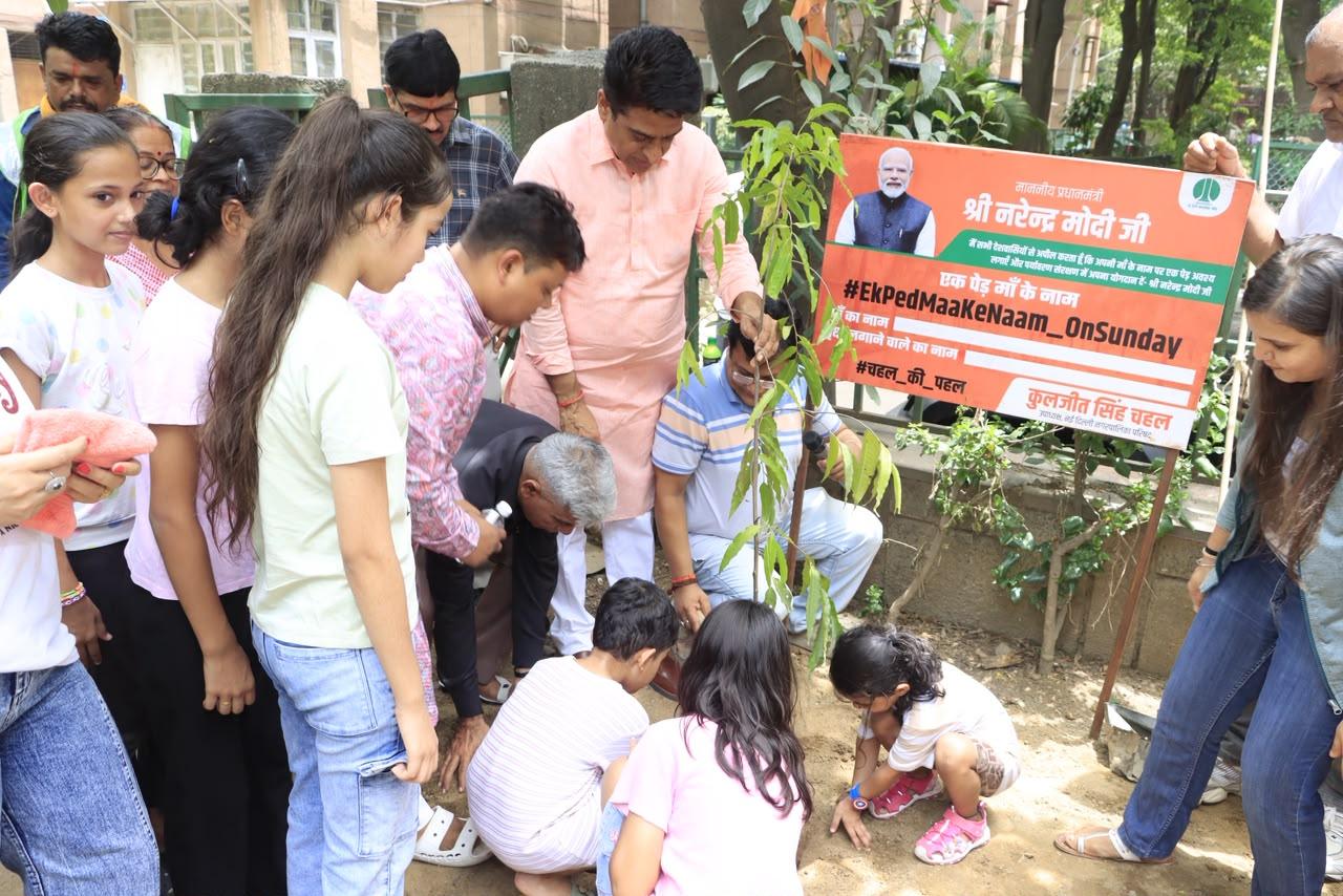 दिल्ली: एनडीएमसी के उपाध्यक्ष कुलजीत सिंह चहल ने गोल मार्केट में चलाया पौधारोपण अभियान
