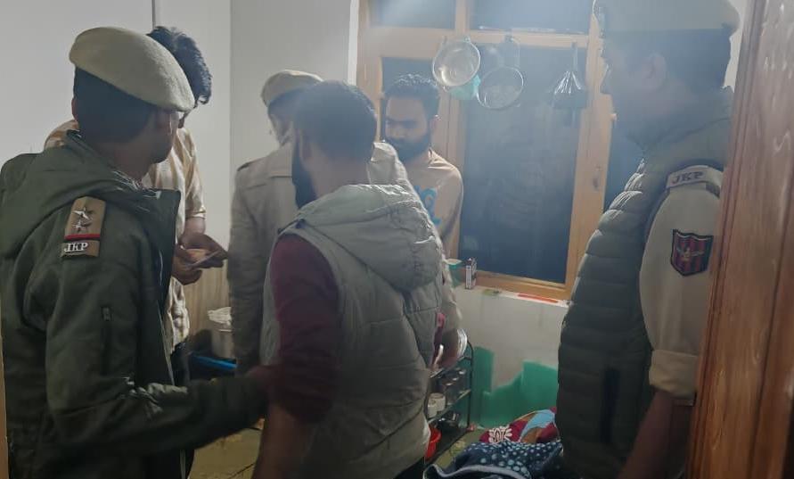 पहलगाम में होटलों पर अनंतनाग पुलिस की छापेमारी, नशा तस्करी के खिलाफ चलाया अभियान