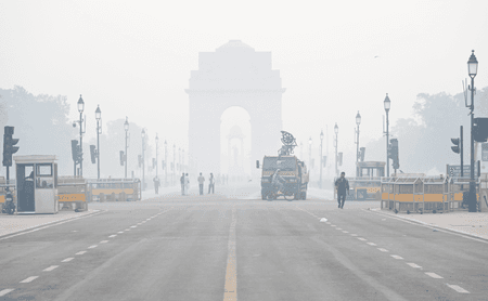 दिल्ली में प्रदूषण की मार से जनता बेहाल, एक्यूआई 'गंभीर' श्रेणी में दर्ज