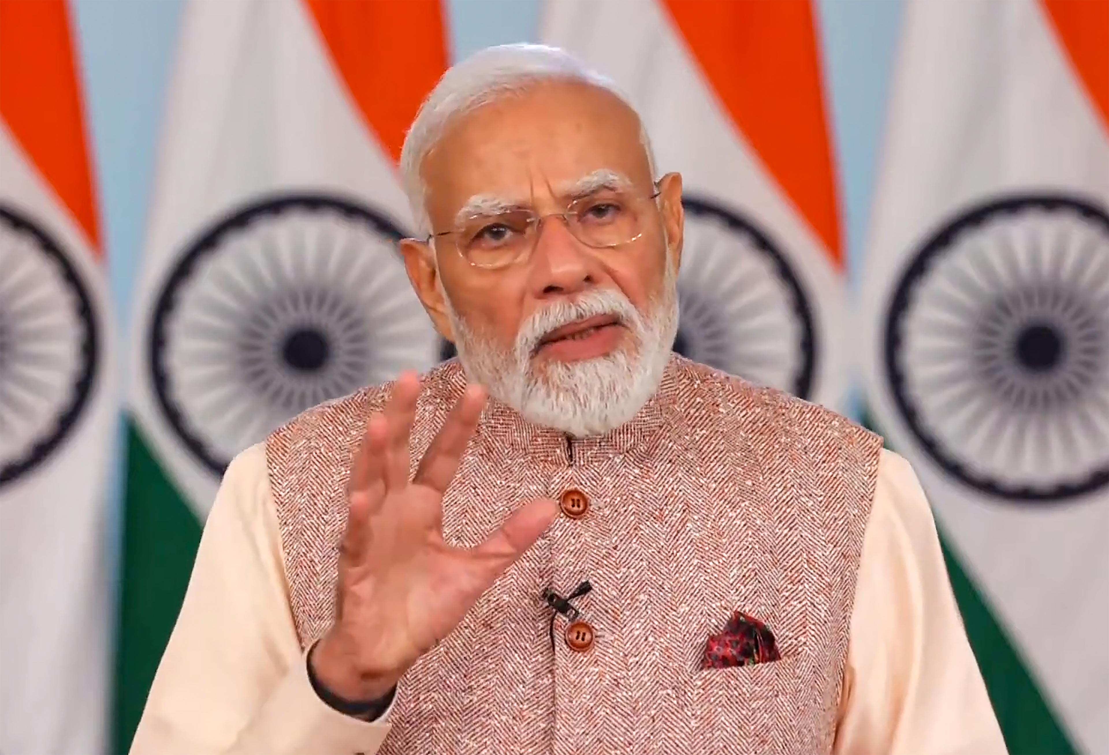 विवेकी और कुशल व्यक्ति को किसी भी विषय के सारतत्व को ग्रहण करना चाहिए