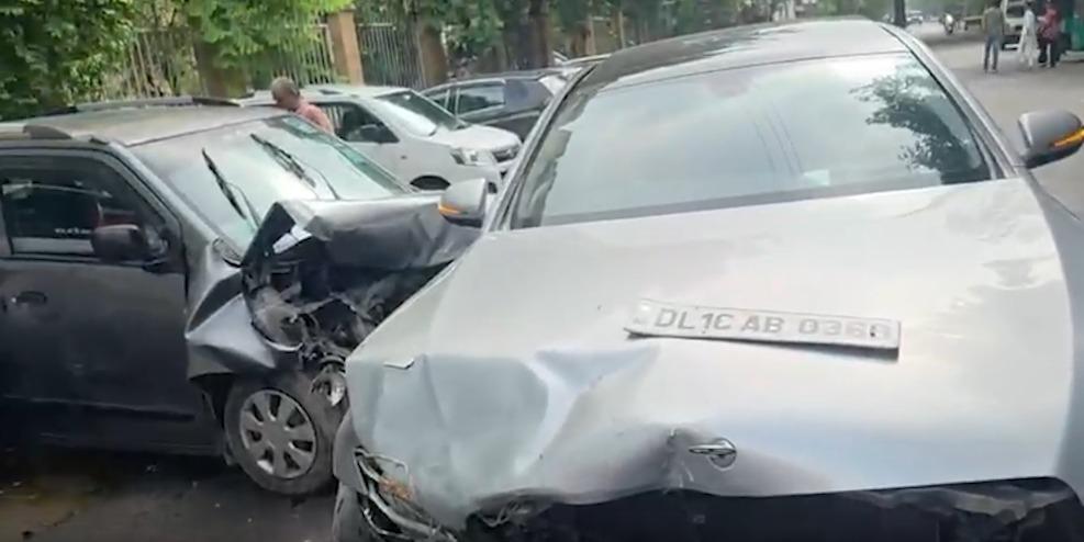 दिल्ली: नरेला में मर्सिडीज और वैगन-आर कार की टक्कर में बुजुर्ग महिला की मौत
