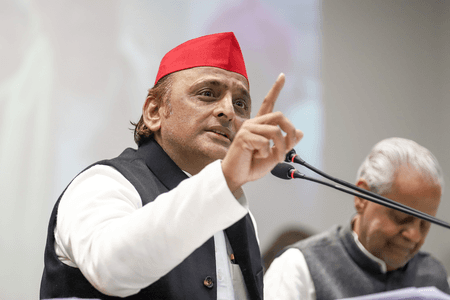 यूपी: 7वीं के पेपर में 'पंडित' को लेकर पूछा सवाल, अखिलेश यादव ने इसे 'समाज विशेष' का बताया अपमान