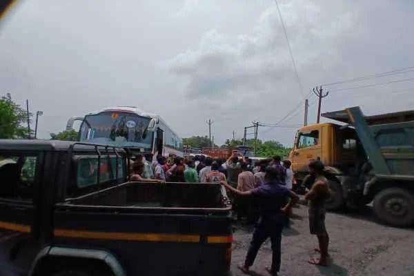 झारखंडः हजारीबाग में सड़क हादसे के बाद एनटीपीसी का कोयला परिवहन ठप, मुआवजे एवं नौकरी की मांग पर ग्रामीणों का प्रदर्शन