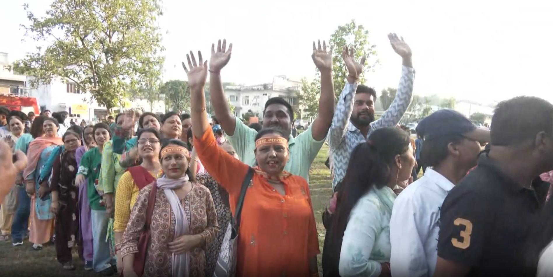 जम्मू-कश्मीर: माता खीर भवानी के दर्शन के लिए बड़ी संख्या में श्रद्धालु रवाना, दिखा उत्साह