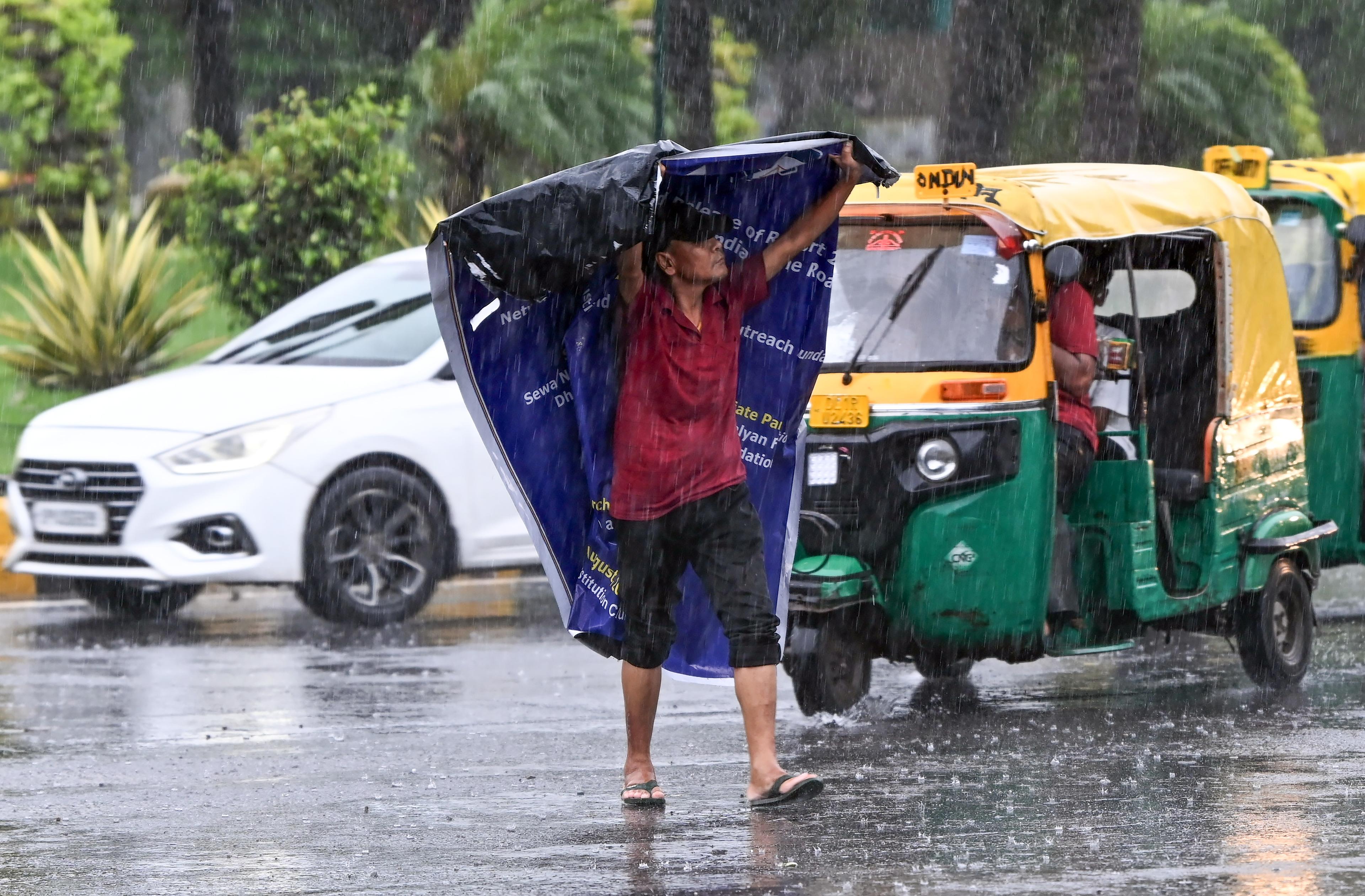 दिल्ली-एनसीआर में आज हल्की से मध्यम बारिश के आसार, अगले कई दिन भी छाए रहेंगे बादल