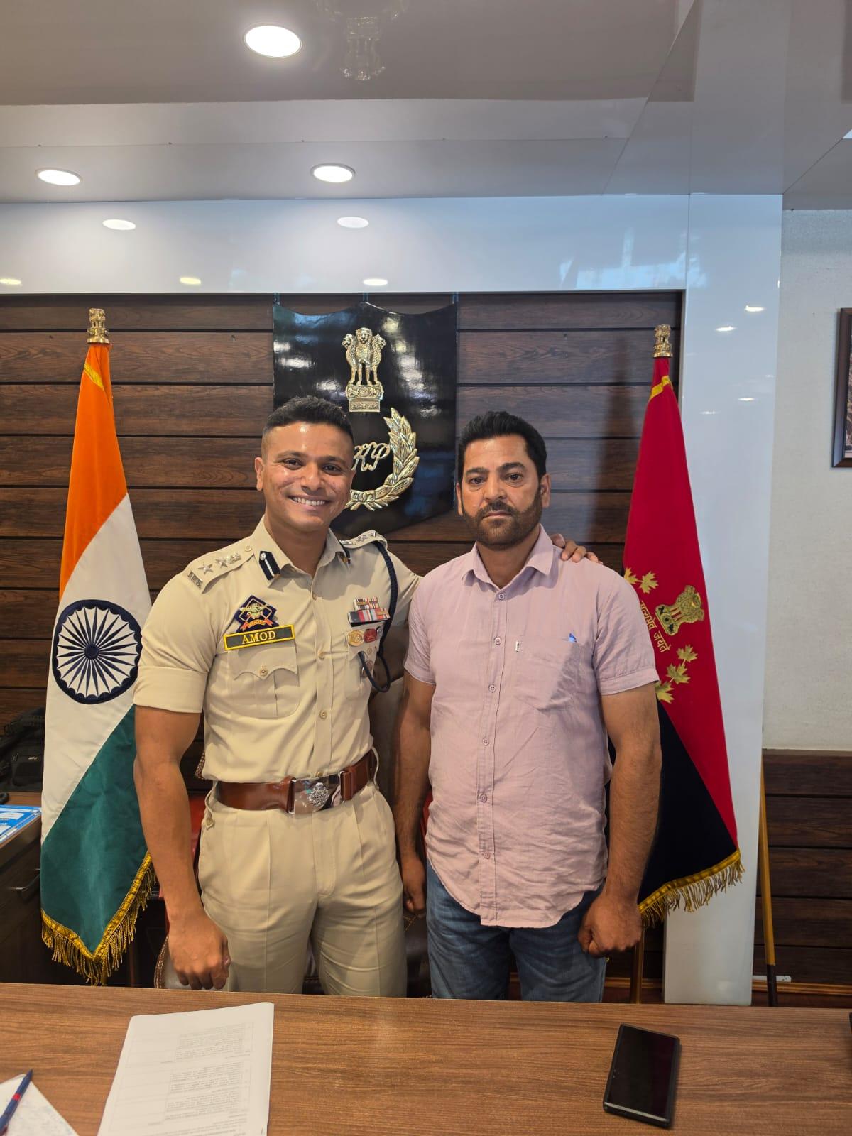 अनंतनाग में तीन लापता नाबालिग लड़कियों का पता लगाने पर पुलिस कॉन्स्टेबल सम्मानित