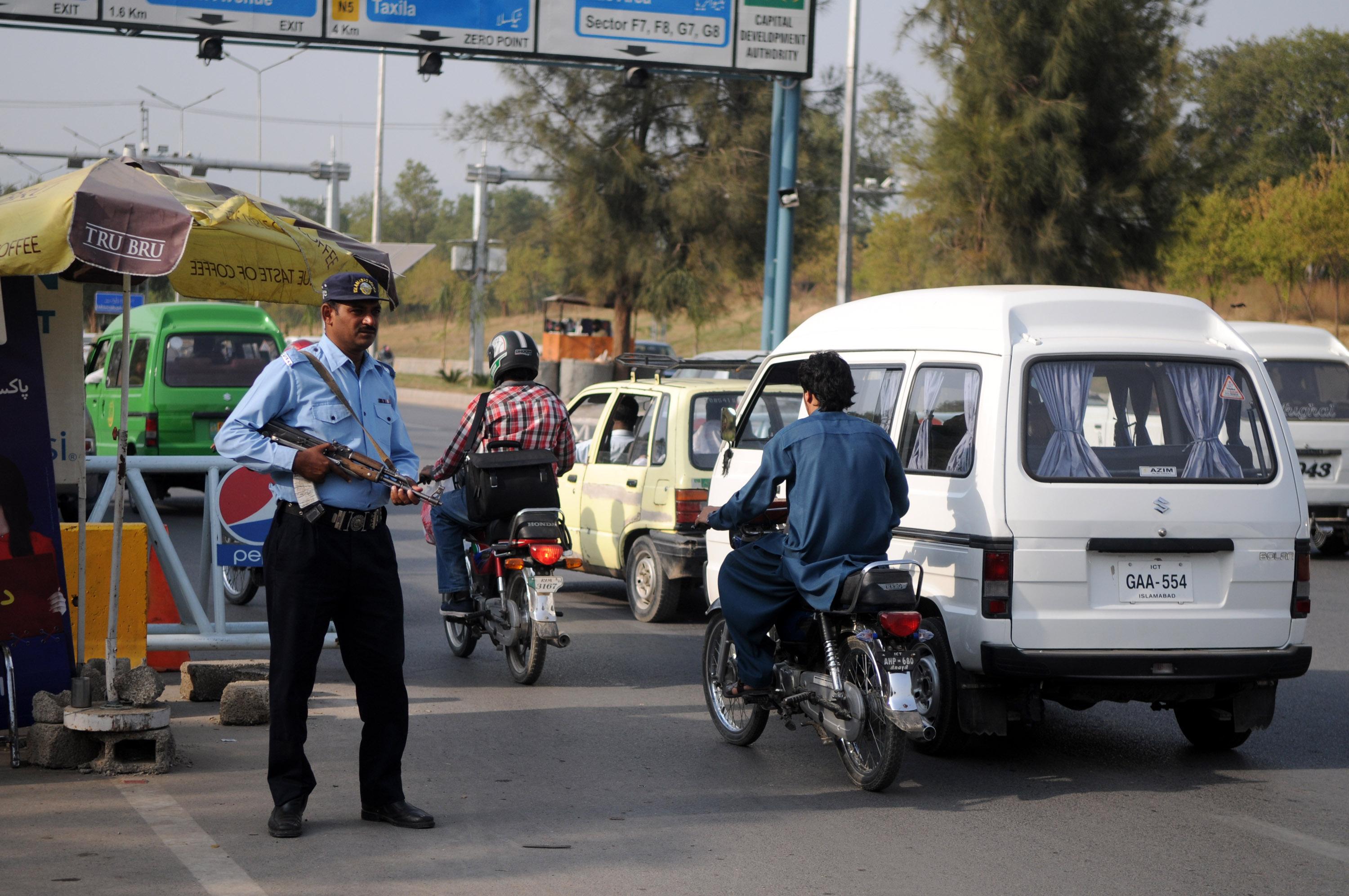 पाकिस्तान में ईंधन संकट: पेट्रोल-डीजल के दाम बढ़ते ही महंगा हुआ सफर और माल परिवहन