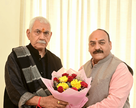 जम्मू-कश्मीर : मुनीश शर्मा ने उपराज्यपाल मनोज सिन्हा से की मुलाकात, विकास, शिक्षा और रोजगार के अहम मुद्दों पर चर्चा