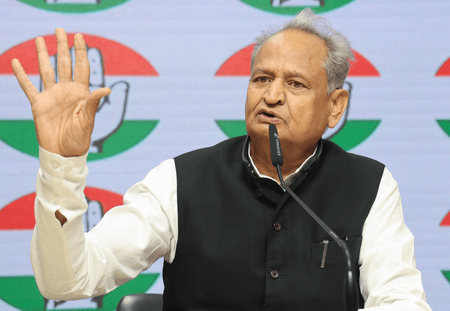 राजस्थान कांग्रेस में फिर छिड़ी हाईकमान की बहस, धारीवाल के बयान से गहलोत-पायलट में गुटबाजी आई सामने
