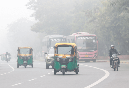 दिल्ली में बुधवार की सुबह कोहरे ने आम जनजीवन पर डाला असर, ट्रैफिक बाधित