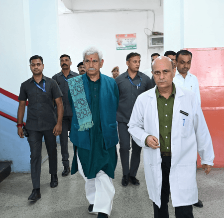 जम्मू-कश्मीर: उधमपुर दुर्घटना में घायल लोगों से मिलने अस्पताल पहुंचे उपराज्यपाल सिन्हा