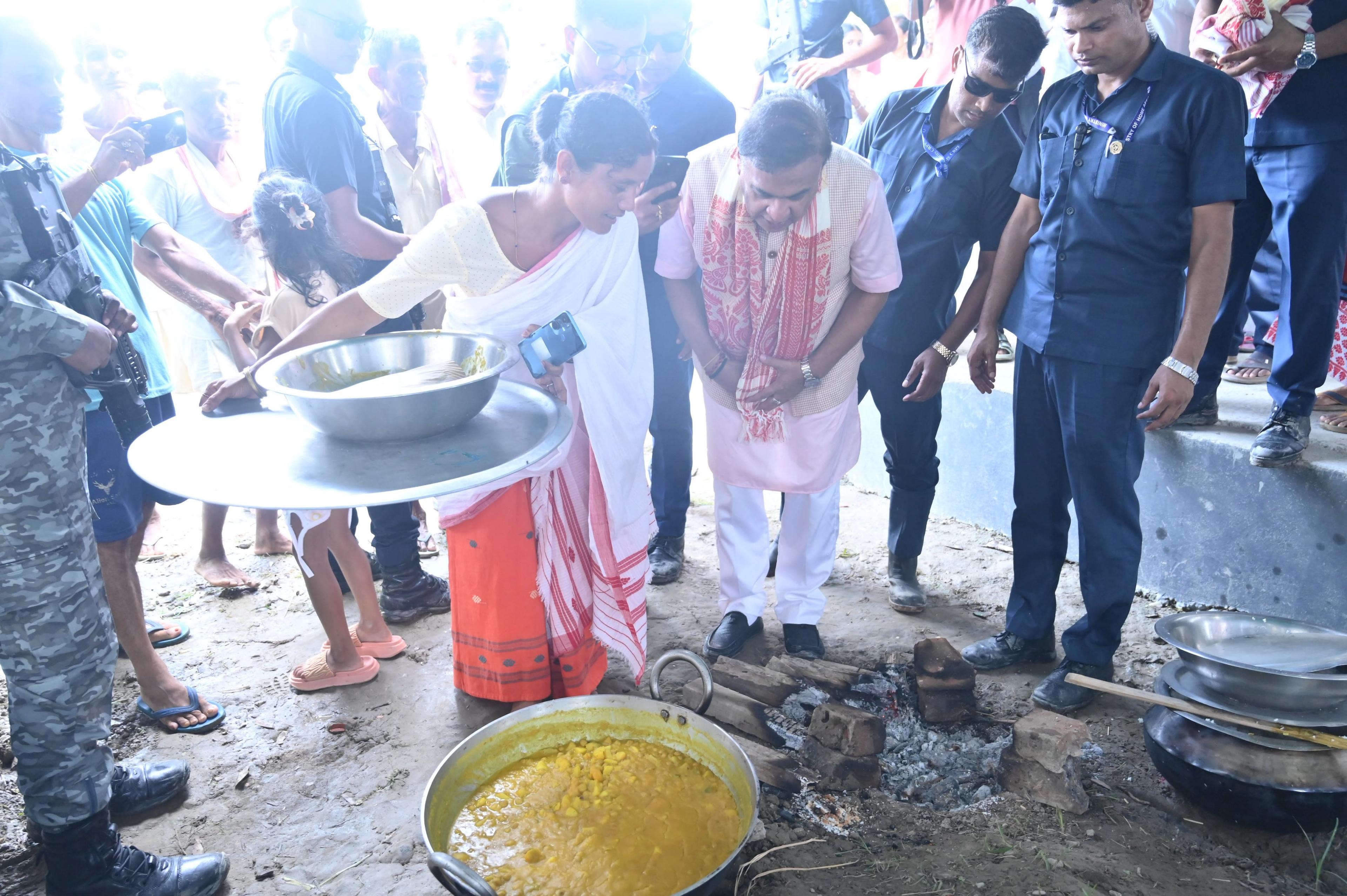 असम: सीएम ने बाढ़ प्रभावित दरांग का दौरा किया और टूटे हुए तटबंधों को फिर से बनाने का आदेश दिया