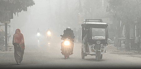 उत्तर प्रदेश के कई जिलों में कड़ाके ठंड और घना कोहरा, जौनपुर में स्कूलों की छुट्टी