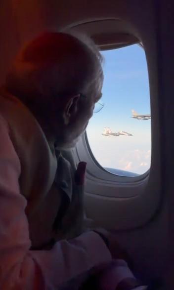 जकार्ता पहुंचे पीएम मोदी, राष्ट्रपति सुबियांतो ने किया स्वागत