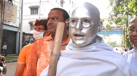 जगन्नाथपुरी से पैदल यात्रा कर कोलकाता पहुंचे "चांदी के गांधी", बोले-बंगाल में अब विकास को मिलेगी गति