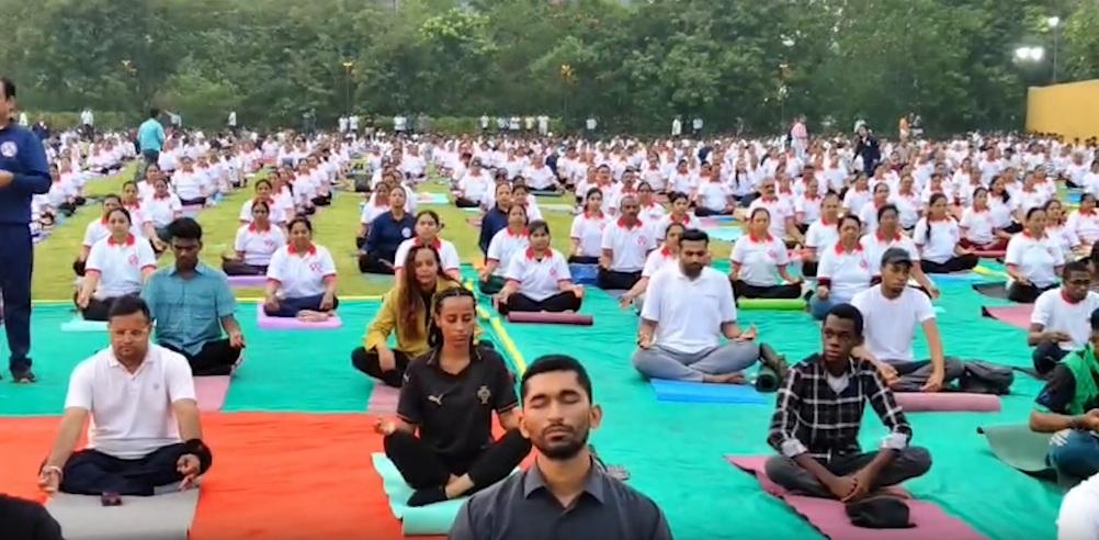 गुजरात: गिफ्ट सिटी में अंतरराष्ट्रीय योग दिवस का भव्य आयोजन, 1,500 से अधिक लोगों ने लिया भाग
