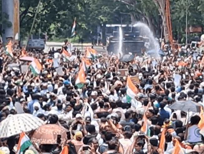 झारखंड: आठ बैरिकेडिंग तोड़ विधानसभा के करीब पहुंचे छात्र, पुलिस ने चलाया वाटर कैनन तो करने लगे रेन डांस