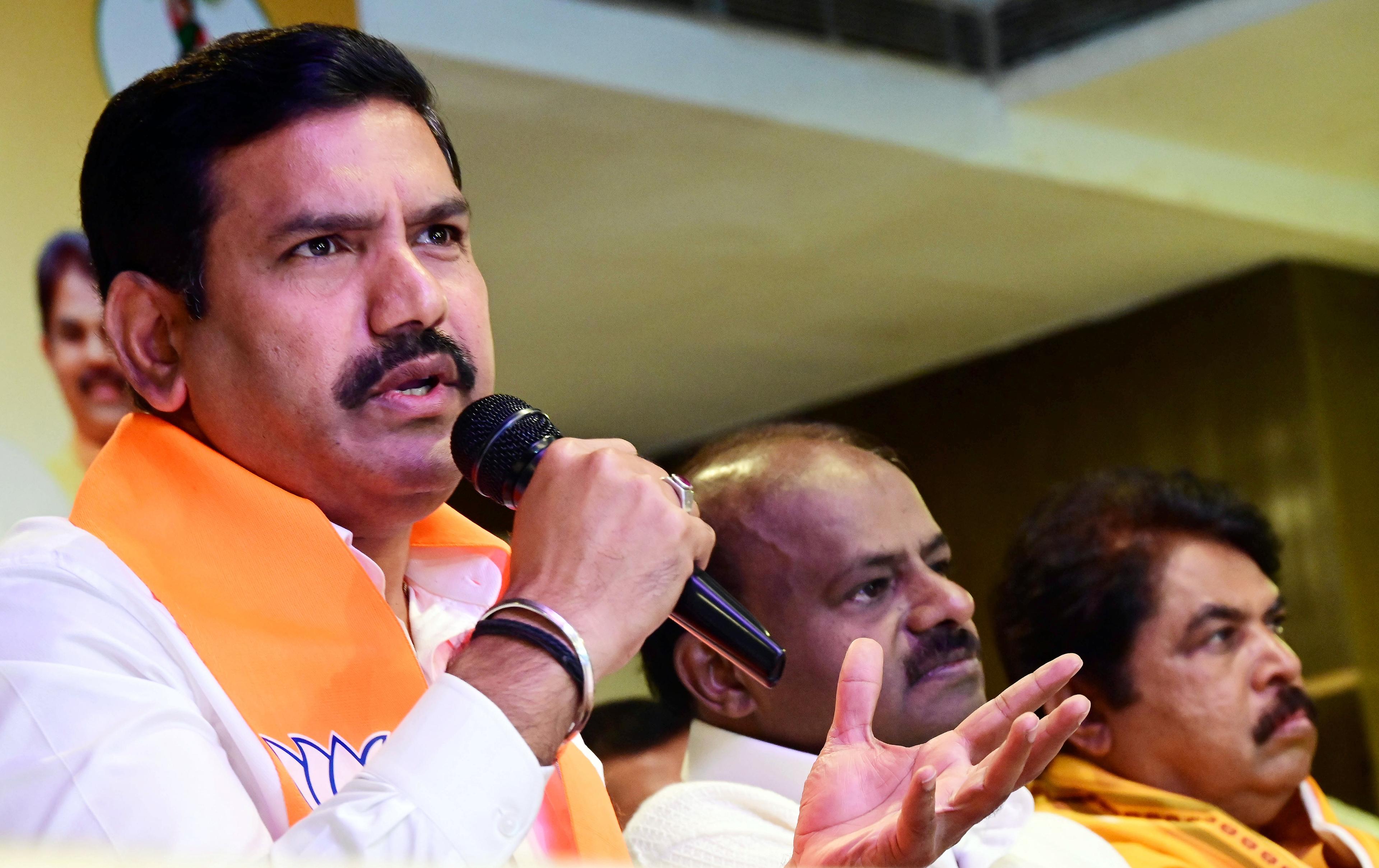 देवगौड़ा के राज्यसभा नामांकन विवाद पर विजयेंद्र का कांग्रेस पर पलटवार, नैतिक अधिकार पर उठाए सवाल