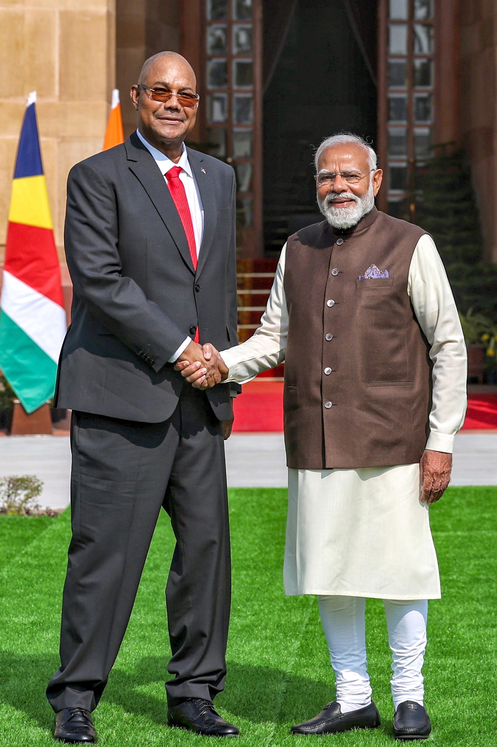 सेशेल्स के लिए रवाना हुए पीएम मोदी, बोले- समुद्री सहयोग और हिंद महासागर क्षेत्र में सुरक्षा को मिलेगा बढ़ावा