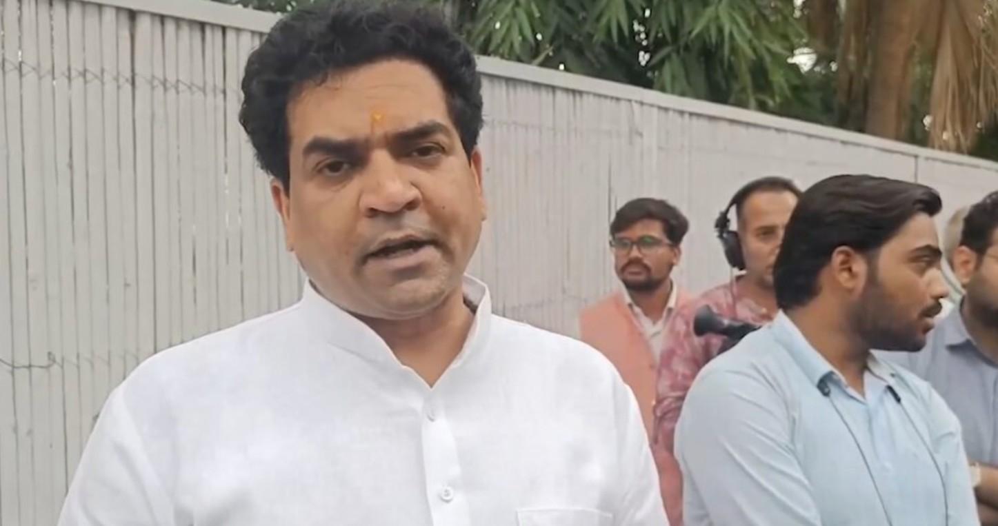 मौलाना साजिद रशीदी की टिप्पणी पर घमासान: भाजपा ने साधा निशाना, सपा ने किया किनारा