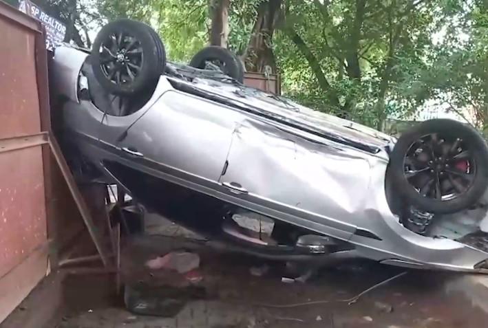 दिल्ली के वसंत कुंज में कार फिसलकर खुले नाले में गिरी, युवक की मौत