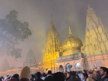 काशी विश्वनाथ मंदिर में स्पर्श दर्शन पर रोक, श्रद्धालुओं की सुविधा के लिए फैसला