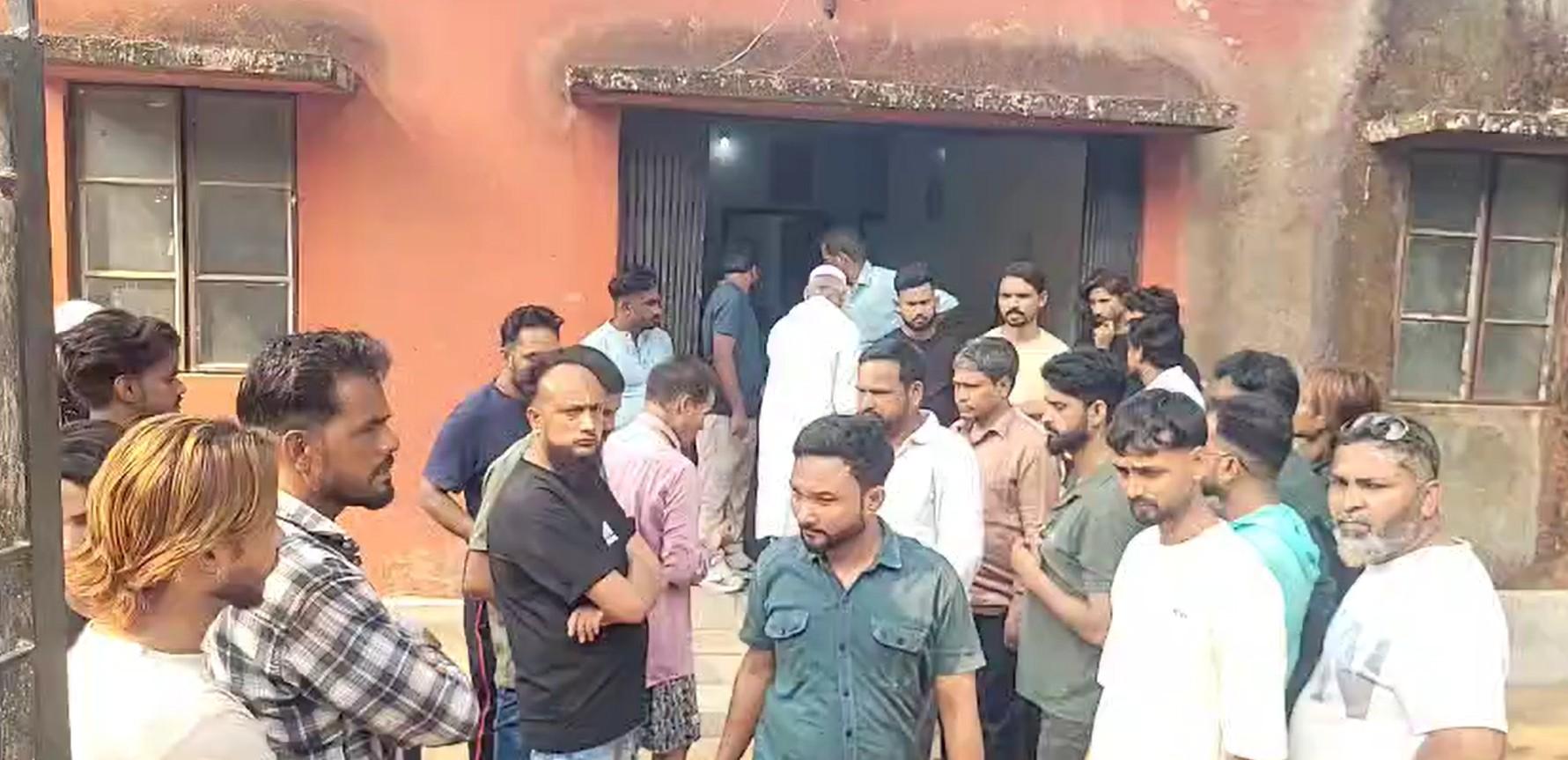 मोहर्रम के जुलूस में निकाली पुरानी दुश्मनी, पानी पीने के बहाने घर में घुसकर हमलावरों ने की युवक की हत्या