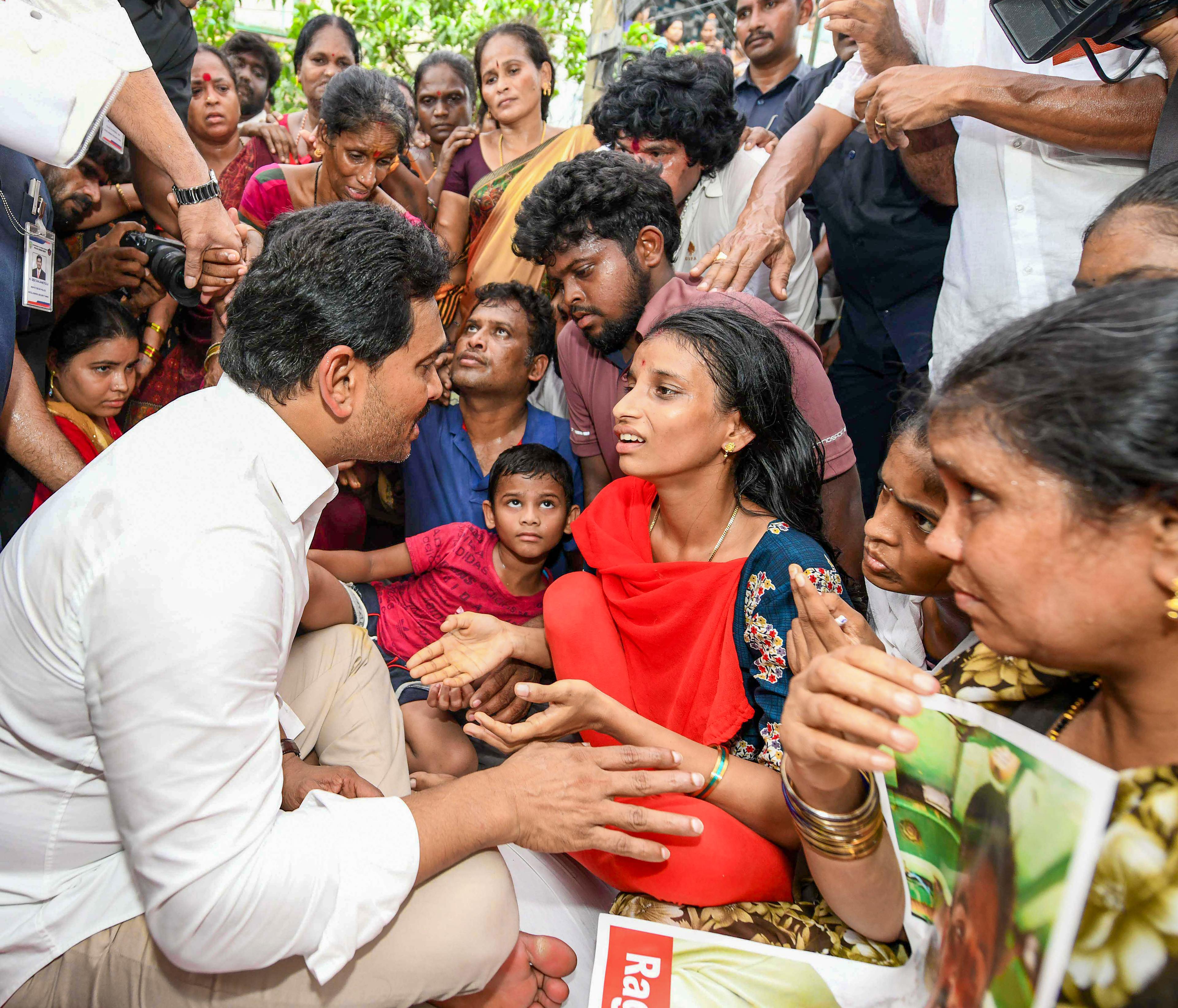 नौका हादसे में जान गंवाने वाले मछुआरों के परिजनों से मिले जगन मोहन रेड्डी, एक करोड़ मुआवजे की मांग