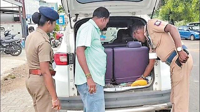 तमिलनाडु: मदुरंतकम उपचुनाव से पहले चुनाव फ्लाइंग स्क्वॉड ने गाड़ियों की चेकिंग तेज की