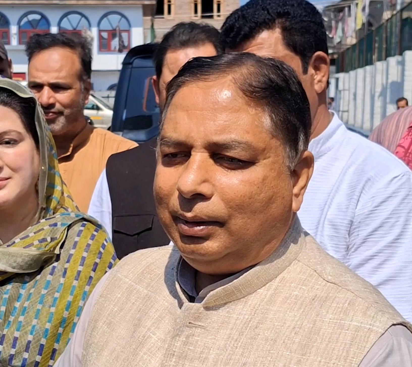 दिल के अरमान आंसुओं में बह गए